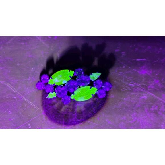 Estate Jewelry - Beautiful Uranium Glass Brooch Vintage